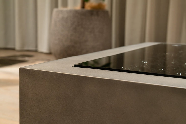 バイオエタノール暖炉「EcoSmart Fire」の専用ガラス天板 GLASS TOP SquareをMANHATTAN 50で使用した例の接写