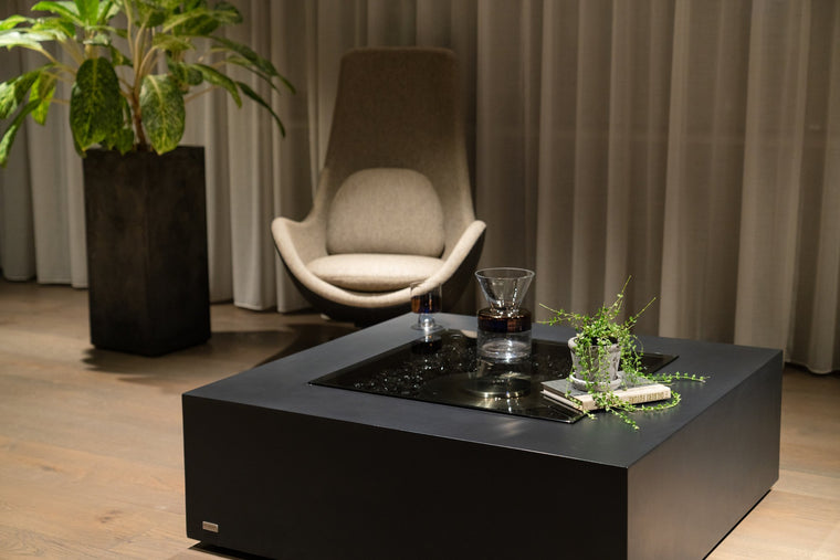 バイオエタノール暖炉「EcoSmart Fire」の専用ガラス天板 GLASS TOP SquareをBASE 40で使用した例の接写